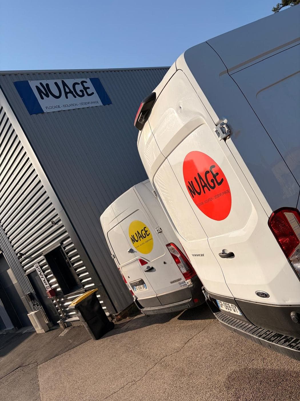 Les camions NUAGE — Devant les locaux