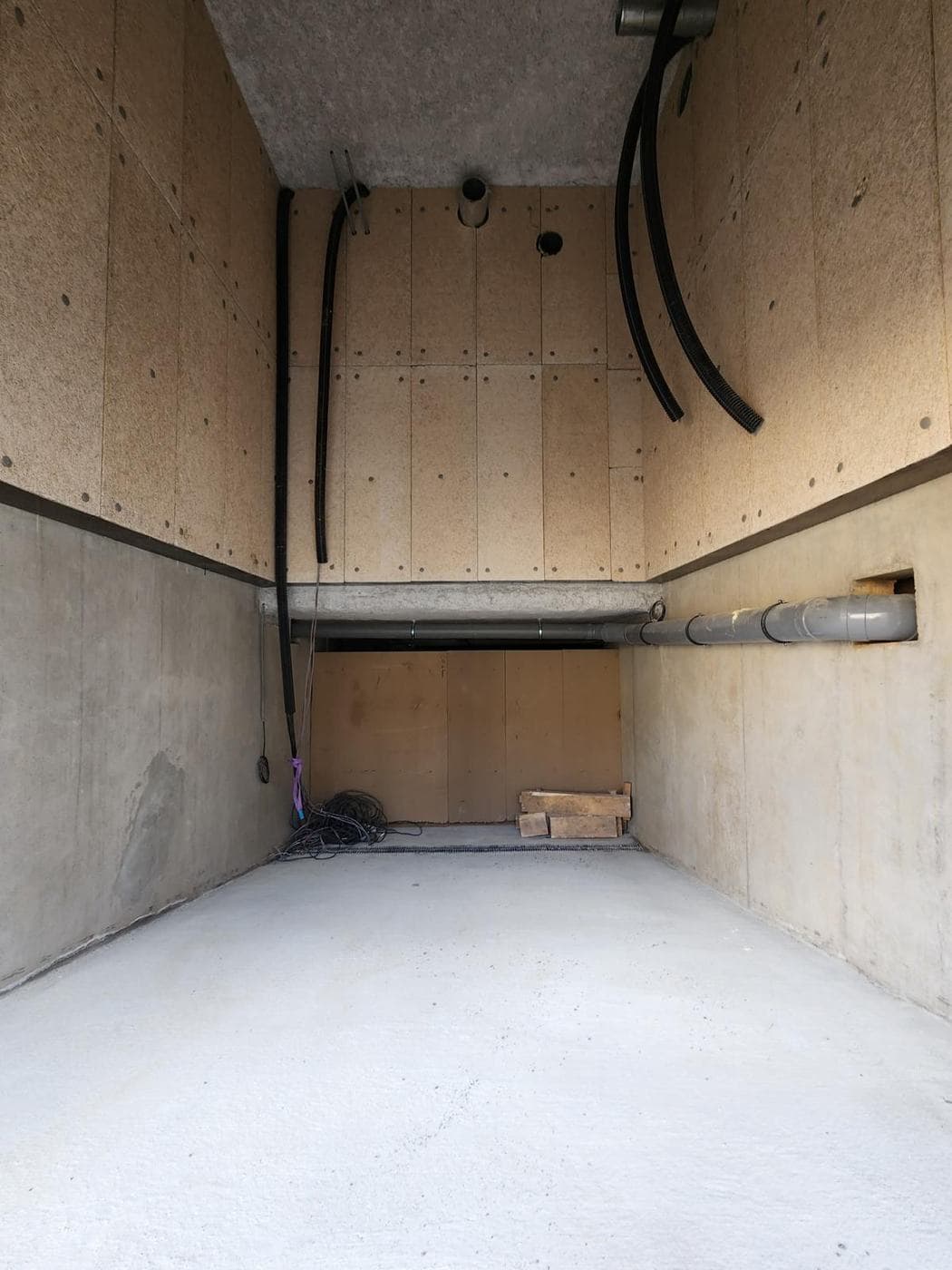 Pose de panneaux isolants verticaux — Panneaux sur murs et plafond