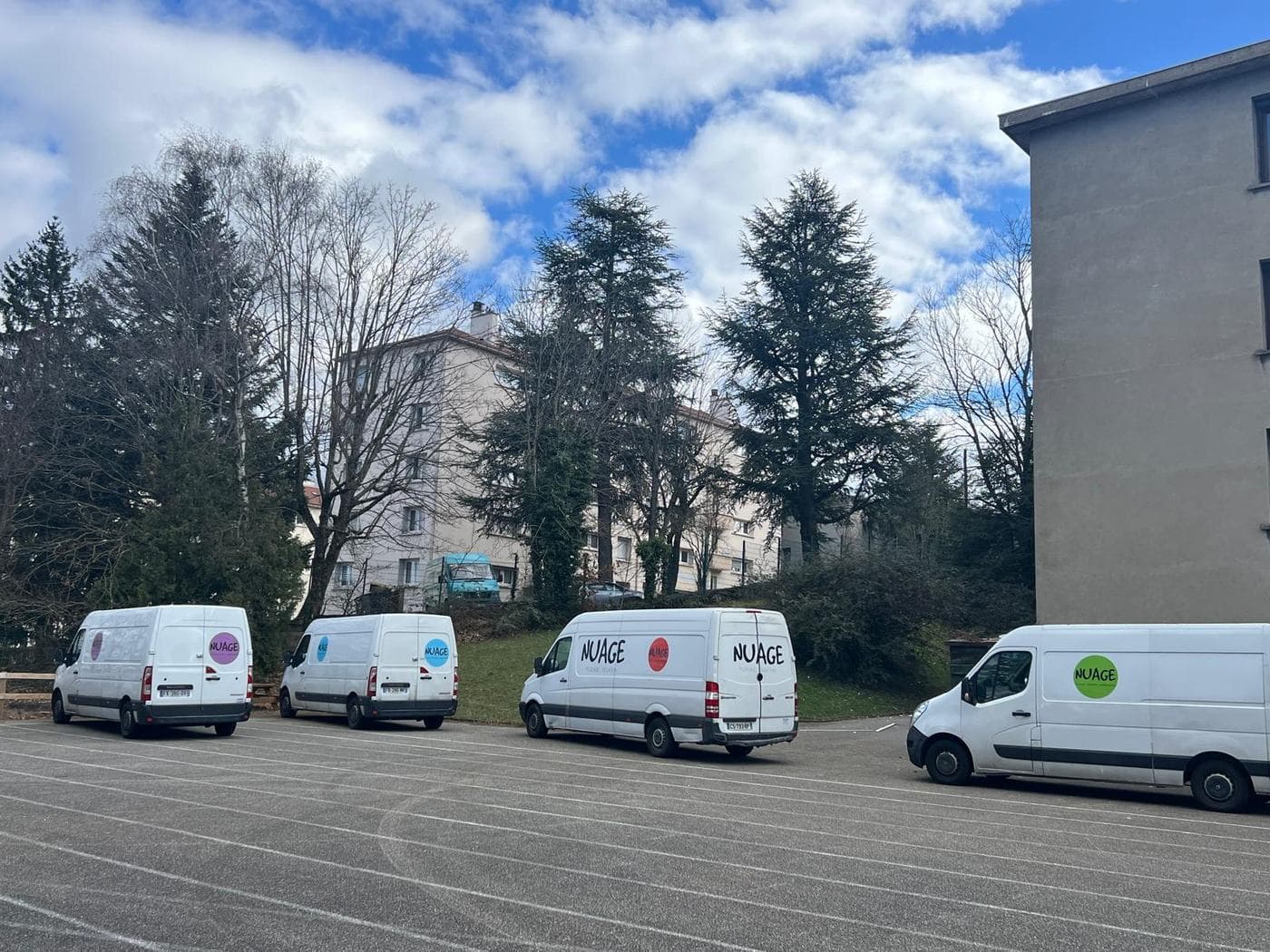Les camions NUAGE — Une couleur par camion. Sur le site, une couleur par prestation.